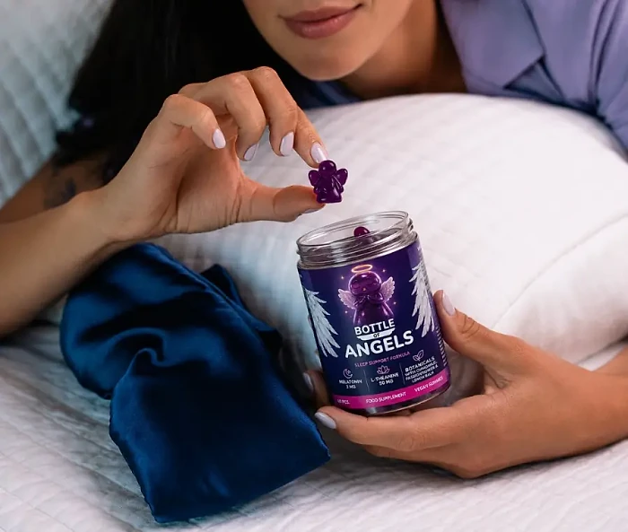 Frau nimmt ein Bottle of Angels Gummi vor dem Schlafen