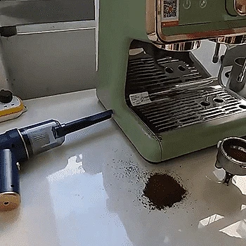 HomePro Handstaubsauger beim Aufsaugen von Kaffeepulver