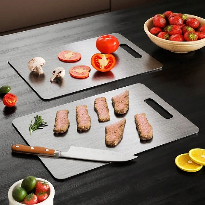 Zwei Katori Titan-Schneidebretter mit Tomaten, Pilzen und Fleisch